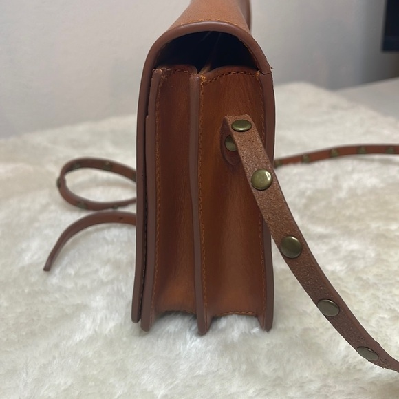 Seven Hills Kyara Light Brown Leather Crossbody Adjustable Strap Purse - Picture 6 of 13